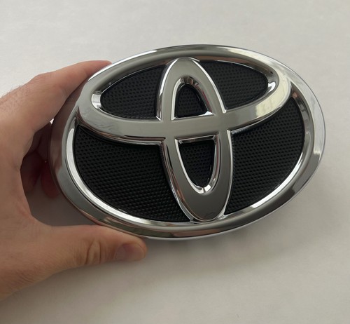 Toyota front grille emblem - front,