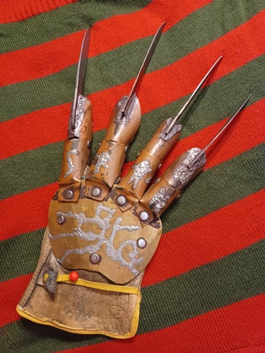 Freddy dead glove - freddy's,