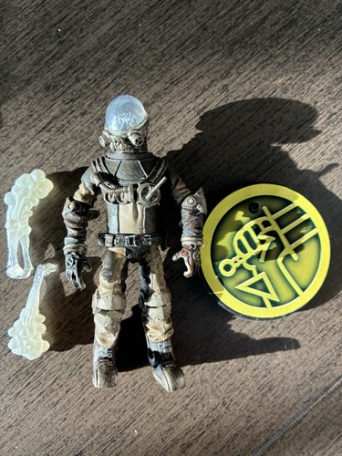 Mezco hellboy golden army - golden,