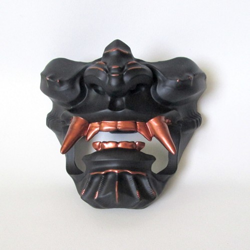 Oni wall mask - katana, display