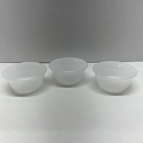 Lot vintage milk glass - of, 3