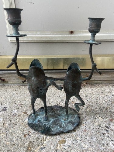 Adorable dancing frogs lily - on,
