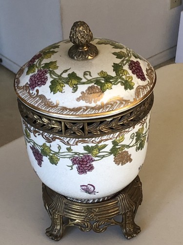 Vtg lidded porcelain urn - uw,