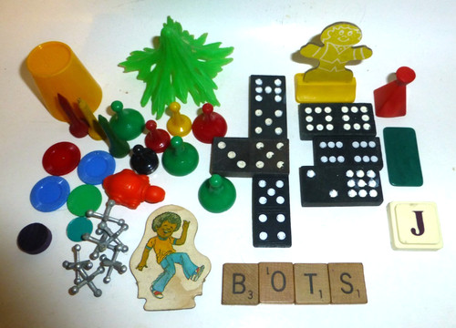 Lot vintage game pieces - lot,