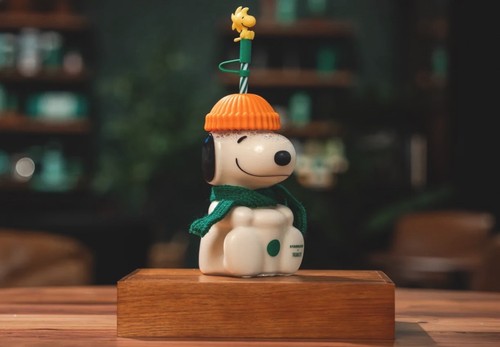 The starbucks peanuts snoopy - peanuts,