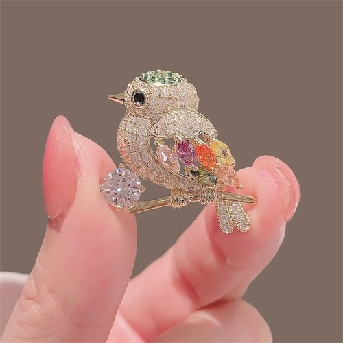 Sparkling magpie bird brooch - sparkling,