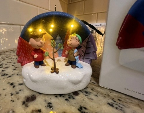Charlie brown linus hallmark - charlie,