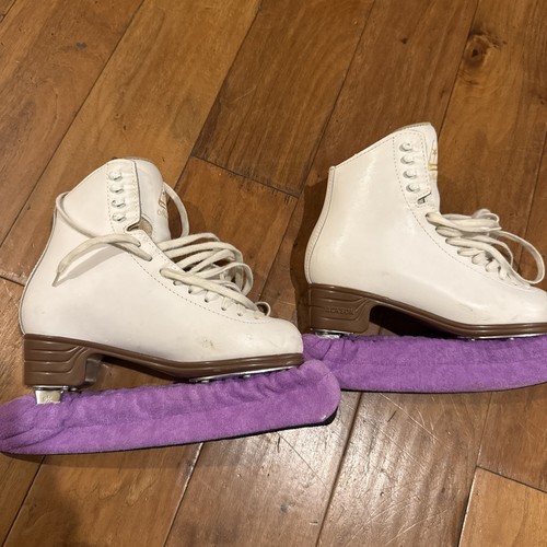Jackson mystique figure - figure, skates