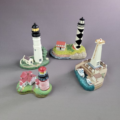Lot lighthouse figurines - of, 4