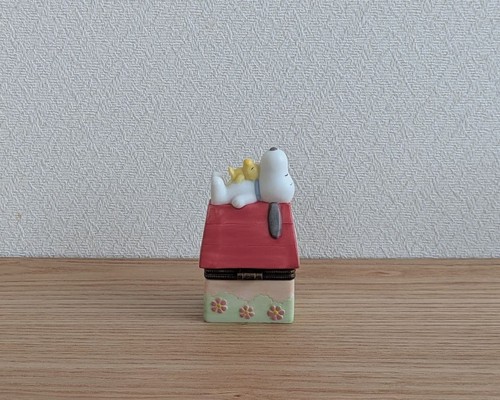 Familiar snoopy doghouse - snoopy,