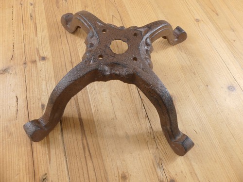 Cast iron stool base prong - iron,