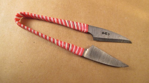 Thread cutting scissors