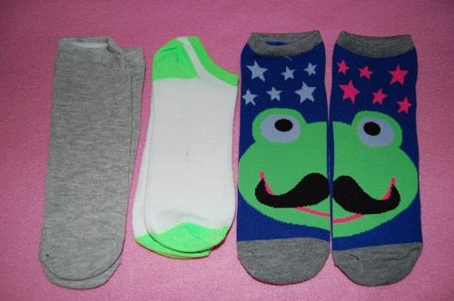 Pair lot girls side - side,