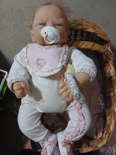 Vlntage new born baby doll - born,
