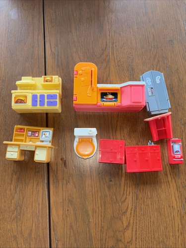 Mixed lot plastic doll - lot,