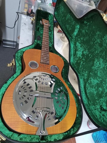 Dobro hound dog - round, neck