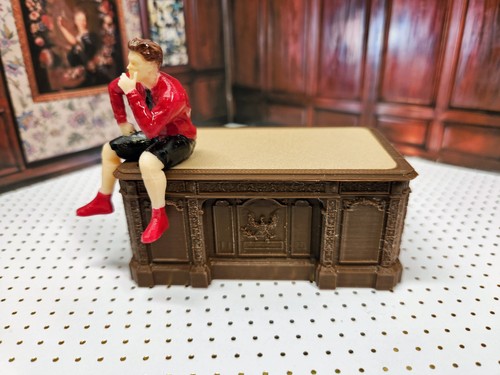 Two presedential desk one - two,