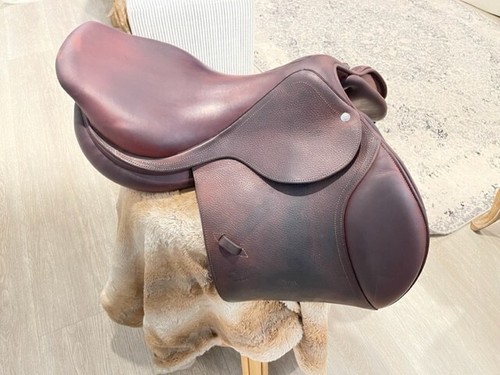 Cdw hunter jumper saddle - 17.5",