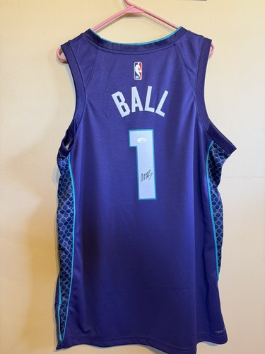 Lamelo ball autographed - ball,