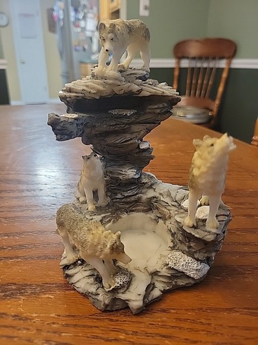 Tall resin wolves - 6”,