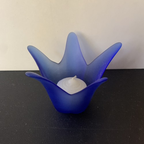 Scalloped shaped royal - shaped,