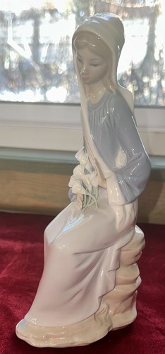 Lladro figurine sitting girl - figurine,
