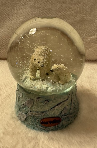 Polar bear mama and - mama, snow