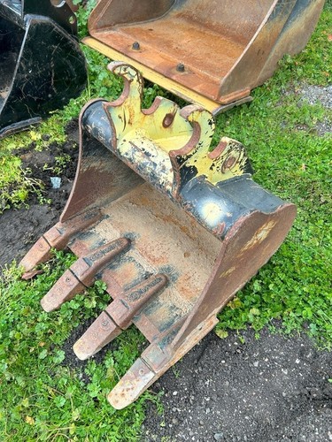 Kubota k7970 bucket fits - kubota, 18"