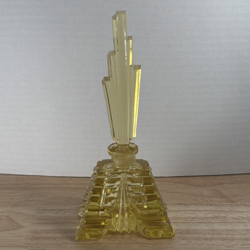 Art deco yellow cut crystal - art,