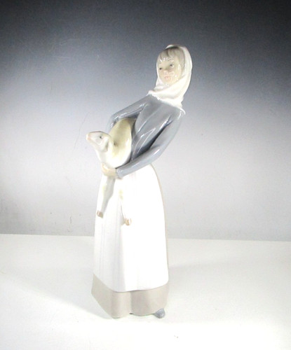 Lladro girl with lamb - ,