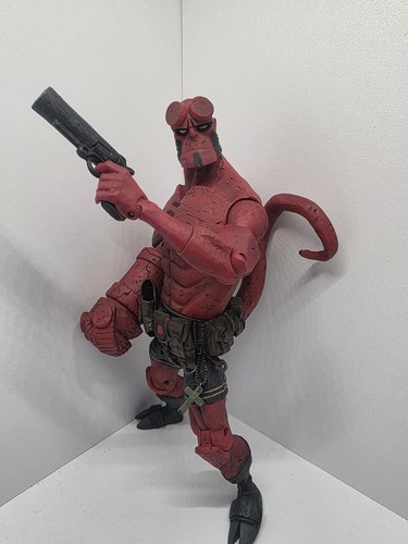 Hellboy 2005 mezco - hellboy, closed