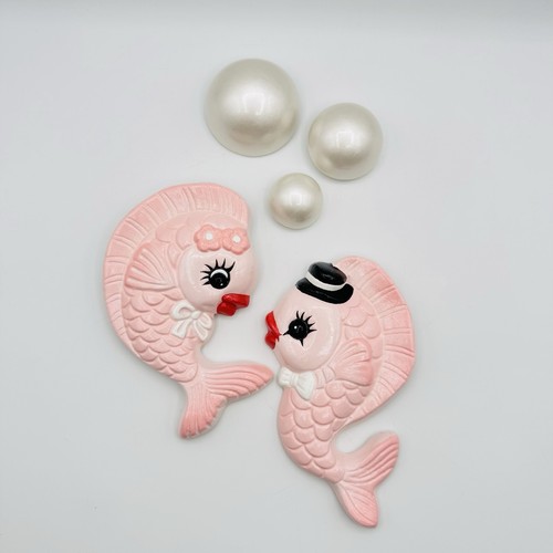 Wall chalkware kissing - wall, fish