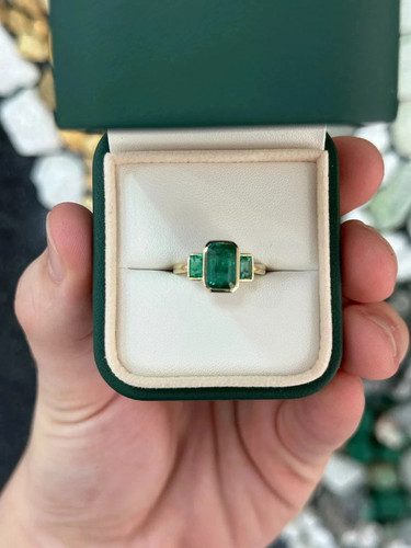 Emerald cut natural - 2.30,