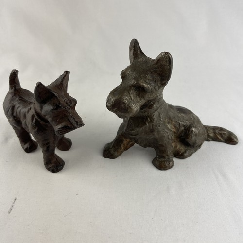 Pair cast iron - iron, dog