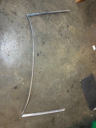 Front windshield trim molding - front,