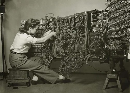 Woman 1940s wiring - in, an