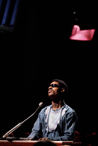 Stevie wonder playing hohner - a,