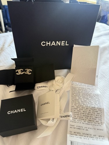 Nwt chanel classic logo - chanel, cc