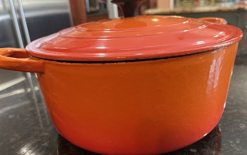 Vtg crueset dutch oven - le,