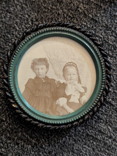 Vintage round framed - framed, photo