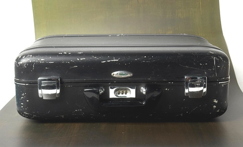 Vtg distressed zero haliburton - zero,