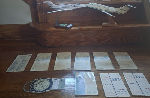 Vtg 100 scale jet model - jet,